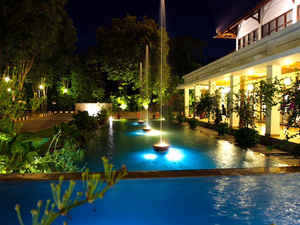 Mesra Business & Resort Hotel Samarinda Exterior foto