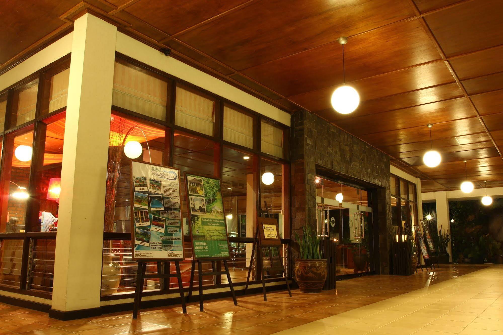 Mesra Business & Resort Hotel Samarinda Exterior foto